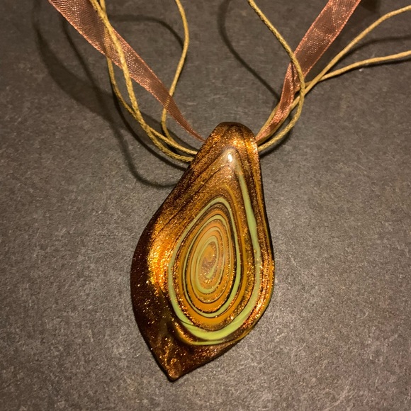 GOLDEN VINTAGE STYLE NECKLACE - Picture 2 of 4